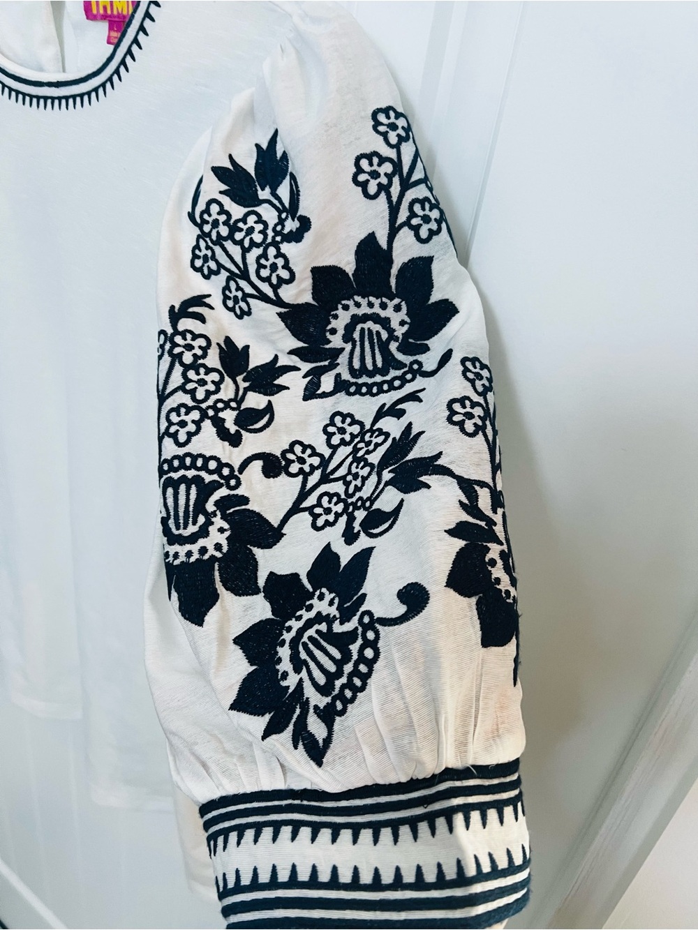 NWOT! THML White Embroidered Puff Sleeve Blouse | Size Large - Picture 5 of 9
